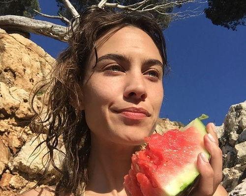 娱乐圈吃瓜日常,揭秘明星们的幕后故事与八卦传闻 第3张 娱乐圈吃瓜日常,揭秘明星们的幕后故事与八卦传闻 第3张